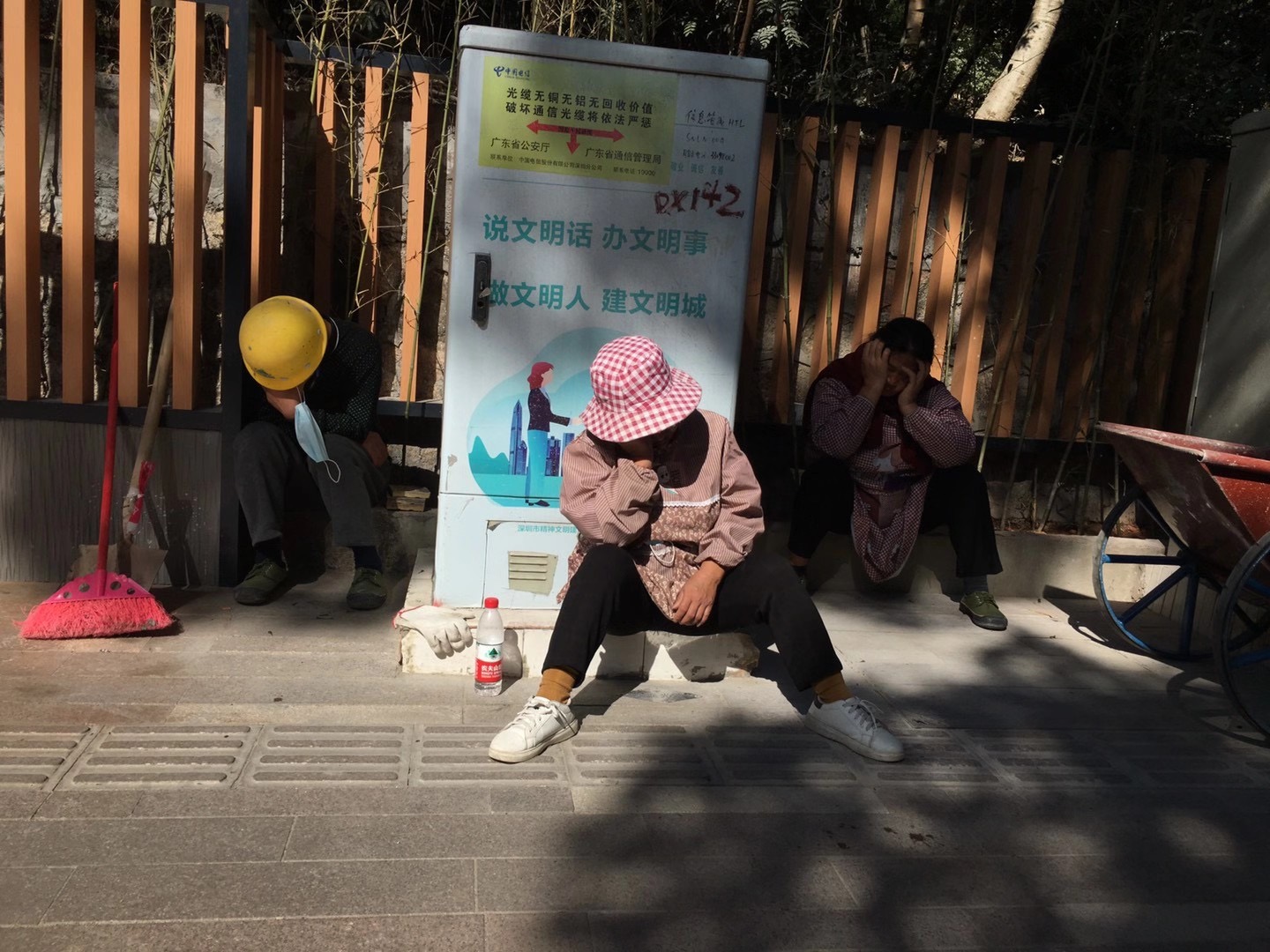 保洁母亲被追问：你的大厂女儿怎么不“嫌弃”你？-王恺雯(图2)