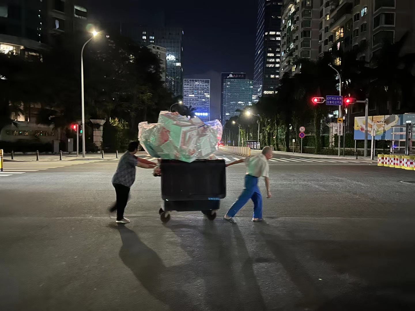 保洁母亲被追问：你的大厂女儿怎么不“嫌弃”你？-王恺雯