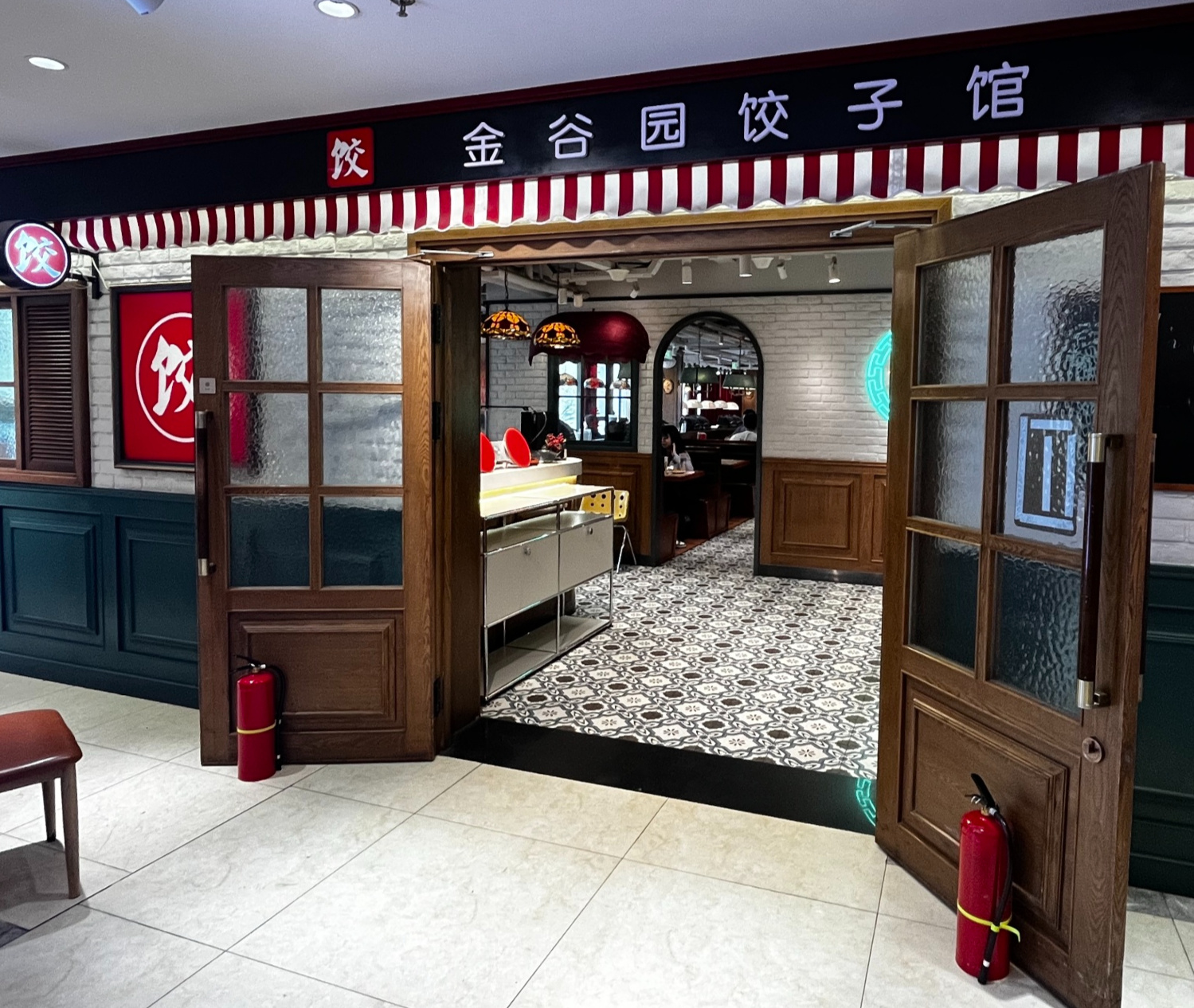 “龙虾”代排队走红科技圈：一位理工男开的饺子馆意外摸准了餐饮未来？