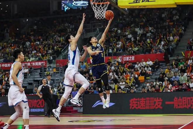 广东男篮赢球又迎好消息杜锋爱徒暴砍27+14+4帽朱芳雨留一手