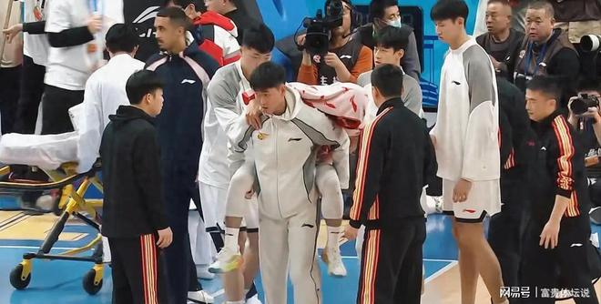 九游娱乐：31分惨败！徐杰伤退胡明轩遭批北京仍喊总冠军