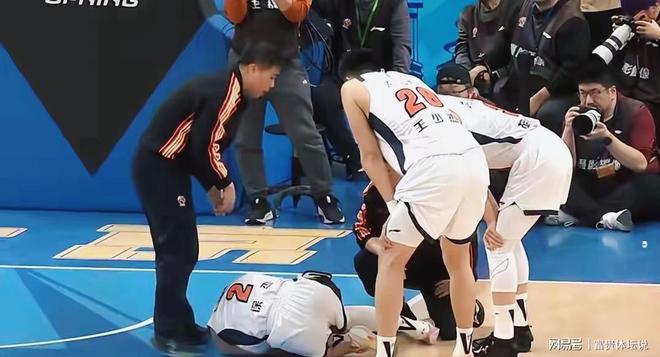 九游娱乐：31分惨败！徐杰伤退胡明轩遭批北京仍喊总冠军(图3)