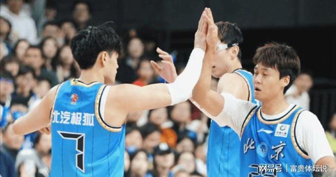 九游娱乐：31分惨败！徐杰伤退胡明轩遭批北京仍喊总冠军(图4)
